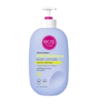 Un flacon violet clair de 473ml d'EOS Shea Butter Body Lotion Vanilla Cashmere avec une pompe blanche et rose. L'étiquette présente un parfum de cachemire à la vanille et 7 huiles et beurres nourrissants, idéaux pour les peaux sèches, similaires à ceux d'EOS Strawberry Dream. Dakar