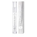 Un tube transparent d'Essence Gloss à Lèvres What The Fake ! Glass Shine Lip Plumper 01 Oh So Glassy (4,2 ml) à l'huile de gingembre se trouve à côté de sa boîte blanche et argentée, toutes deux affichant une marque moderne et élégante. Dakar
