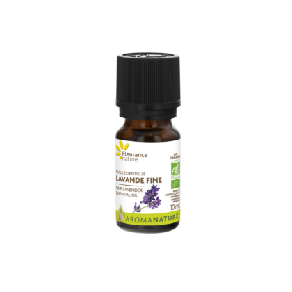 Un petit flacon en verre brun avec un bouchon noir, étiqueté "Fleurance Nature Huile Essentielle de Lavande fine Bio 10 ml", avec des fleurs de lavande et des feuilles vertes, et marqué comme biologique. Dakar