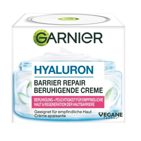 Une boîte de Garnier Crème Apaisante Réparatrice Barrière d'Acide Hyaluron, 50 ml, pour peau sensible dans un pot en verre avec de la crème et des tranches de concombre. L'étiquette est rédigée en allemand et en anglais, et le produit est indiqué comme étant végétalien. Dakar