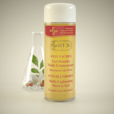 Un flacon de HT26 Gel Douche Multi-éclaircissant 1000ml se trouve devant un petit flacon en verre avec une feuille verte et une fleur blanche à l'intérieur, sur un fond neutre. Dakar
