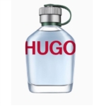 Un flacon en verre transparent de l'Eau de Toilette Hugo Boss Hugo Man 75ml avec un bouchon argenté et une boucle verte, avec le texte rouge "HUGO" sur le devant. Dakar