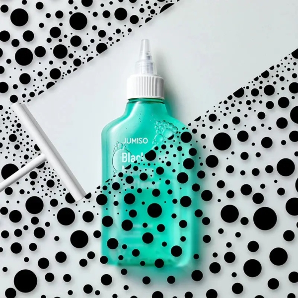 Un flacon vert étiqueté "Jumiso Kit Soins avec 1 Adoucissant Anti Points noirs 150 ml et 40 Cotons" repose sur une surface blanche, partiellement recouverte d'un transparent avec des points noirs de différentes tailles pour un effet saisissant. Dakar