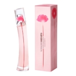 Un grand flacon en verre bombé avec un liquide rose et un motif de coquelicot rouge se trouve à côté de sa boîte rose assortie étiquetée "flower by kenzo poppy bouquet 30ml", tous deux arborant le motif audacieux de la fleur rouge. Dakar