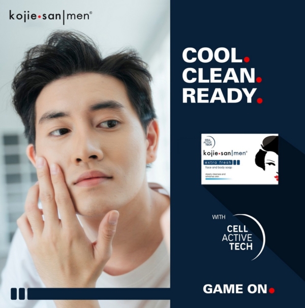 Un homme se touche le visage dans le miroir. Texte : "Cool. Propre. Ready" et "Game On". La boîte indique Kojie San Men Savon Extra Frais Visage et Corps 135 g avec la phrase "With Cell Active Tech. Dakar