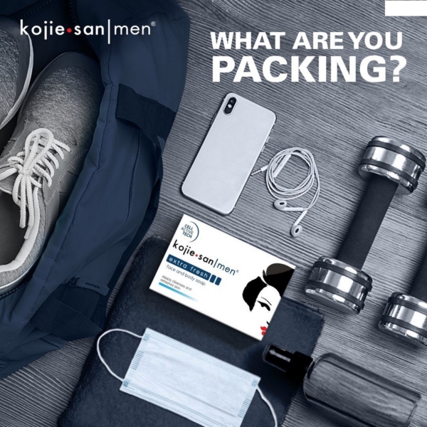Une présentation à plat des essentiels de la salle de sport - baskets, smartphone avec écouteurs, haltère, masque facial, serviette et une boîte de Kojie San Men Savon Extra Frais Visage et Corps 135 g - avec la mention "WHAT ARE YOU PACKING ?" (Qu'est-ce que vous emportez ?) en haut à droite. Dakar