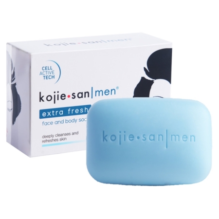 Une barre bleu clair de Kojie San Men Savon Extra Frais Visage et Corps 135 g est présentée devant son emballage blanc et bleu, qui comporte le nom du produit et la phrase "nettoie et rafraîchit la peau en profondeur". Dakar