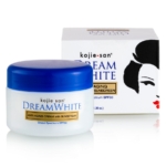 Un pot de Kojie San Dream White Crème Hydratante Visage SPF30 Anti Age 30 ml est présenté devant sa boîte, qui montre une illustration partielle en noir et blanc du visage d'une femme. Dakar