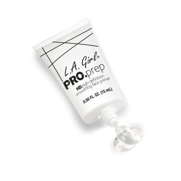 Le tube blanc de L.A. Girl Base de Teint Lissante Pro Prep 15 ml distribue un gel primer transparent à partir de son embout ouvert, avec un texte noir sur l'emballage blanc. Dakar