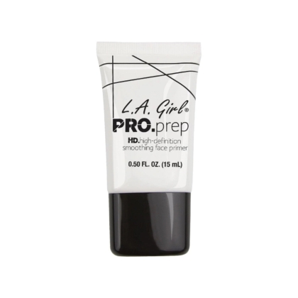 Un tube de 15 ml de L.A. Girl Base de Teint Lissante Pro Prep avec une partie supérieure blanche et une partie inférieure noire. Dakar