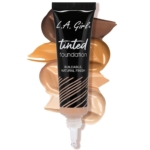 Un tube de Fond de Teint Léger Look Naturel Tinted Foundation 30 ml de L.A. Girl est présenté devant quatre échantillons, allant des teintes claires aux teintes foncées. Le tube indique : "Fond de teint teinté L.A. Girl, fini naturel et modulable. Dakar