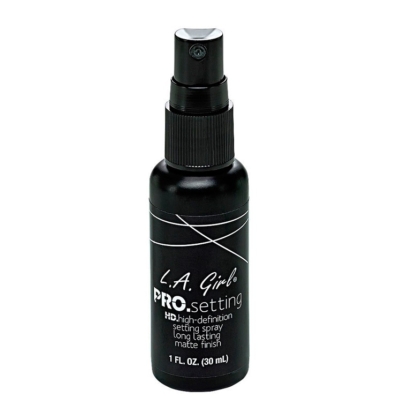 Un vaporisateur noir de 30 ml de L.A. Girl Spray Fixateur de Maquillage Mat Pro Setting au fini mat, avec un texte blanc et un bouchon vaporisateur noir. Dakar