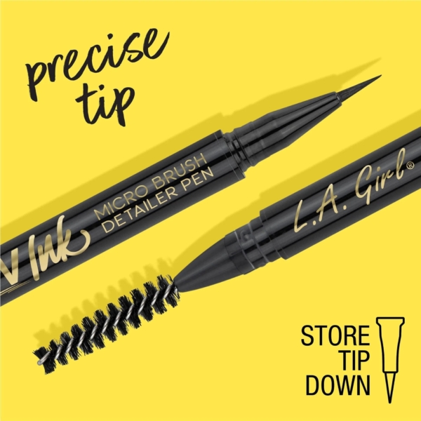 Une image de Stylo Encre pour Sourcils Brow Ink Micro Brush de L.A. Girl, avec une pointe de pinceau fine et une bobine, sur un fond jaune. Le texte indique "precise tip" et "store tip down" avec une flèche vers le bas. Dakar