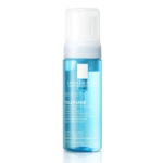 Un flacon bleu clair de La Roche Posay Toleriane Mousse d'Eau Micellaire Nettoyante Peaux Sensibles 150 ml avec une pompe blanche et un texte en gras blanc se tient debout sur un fond blanc. Dakar