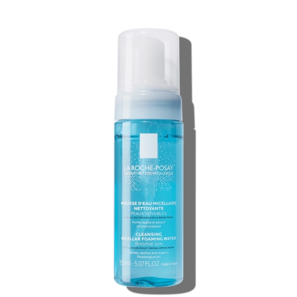 Flacon bleu clair de La Roche Posay Toleriane Mousse d'Eau Micellaire Nettoyante Peaux Sensibles 150 ml pour peaux sensibles, avec un distributeur à pompe blanc, isolé sur fond blanc. Dakar