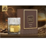 Un flacon de Lattafa Khamrah Qahwa Eau de Parfum mixte 100ml se trouve à côté de sa boîte marron et or, avec des grains de café et une tasse de café fumante en arrière-plan. Les étiquettes en arabe et en anglais sont visibles. Dakar