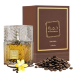 Un flacon de Lattafa Khamrah Qahwa Eau de Parfum Mixte 100ml se trouve à côté de sa boîte marron et or, avec des grains de café et une fleur de vanille jaune devant pour suggérer les notes du parfum. Dakar