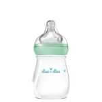 Le biberon Luc et Léa Ergosense Biberon Anti-Colique 150 ml Débit Lent 0 Mois et Plus est un biberon transparent avec une collerette verte, une tétine en silicone et le logo de la marque en sarcelle. Il permet de réduire les coliques et d'assurer le confort de votre bébé dès sa naissance. Dakar