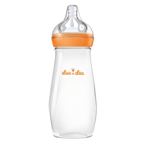 Le biberon Luc et Léa Ergosense Biberon Anti-Colique 330 ml Débit Variable 4 Mois et Plus est un biberon transparent avec une bague orange, une tétine transparente et "Luc et Léa" en orange sur le devant. Le biberon vide se tient debout sur un fond blanc. Dakar