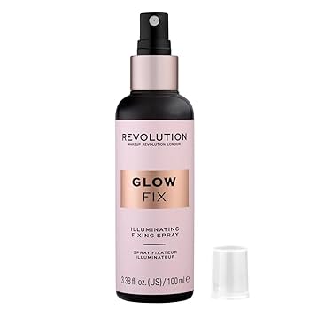 Un flacon de 100ml de Make up revolution Pro Fix Spray fixateur de maquillage illuminant avec un spray noir, une étiquette rose et un bouchon transparent à côté. Dakar