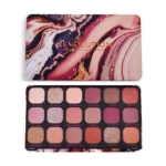 La Palette de Fards à Paupières Forever Flawless Allure 18 Nuances de MakeUp Revolution comporte 18 teintes rectangulaires mates, brillantes et pailletées dans les tons roses, mauves et bruns, chacune nommée sous la palette. Le couvercle présente un motif marbré. Dakar