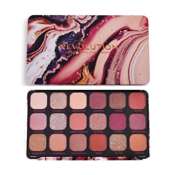 La Palette de Fards à Paupières Forever Flawless Allure 18 Nuances de MakeUp Revolution comporte 18 teintes rectangulaires mates, brillantes et pailletées dans les tons roses, mauves et bruns, chacune nommée sous la palette. Le couvercle présente un motif marbré. Dakar