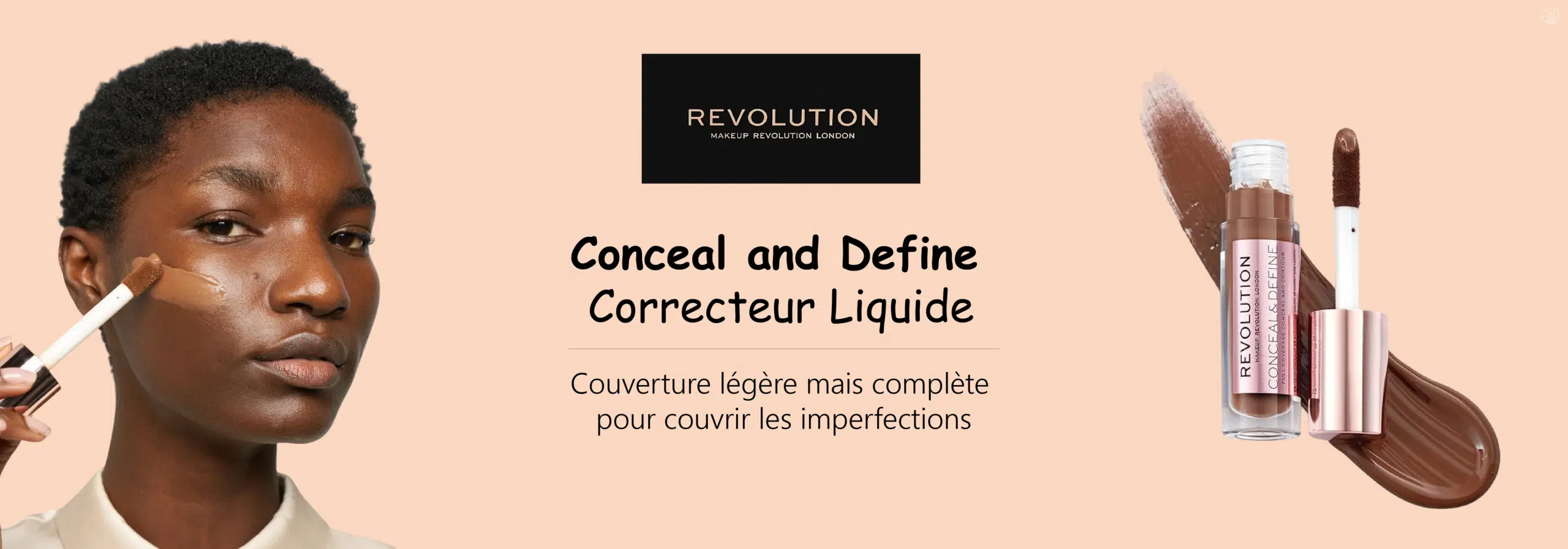 Une femme applique un correcteur liquide sur sa joue à l'aide d'un applicateur. À côté d'elle, un tube d'anticerne, un applicateur et un échantillon d'Univers Cosmetix, avec un texte vantant les mérites de Revolution Conceal and Define pour une couverture légère mais complète des imperfections. Dakar