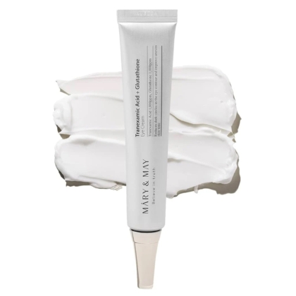 Un tube de Mary and May Crème Contour Yeux à l'Acide Tranexamique et au Glutathion 30 g repose sur trois échantillons de crème blanche, montrant la texture. Le tube est blanc, épuré, et comporte un texte gris minimaliste. Dakar