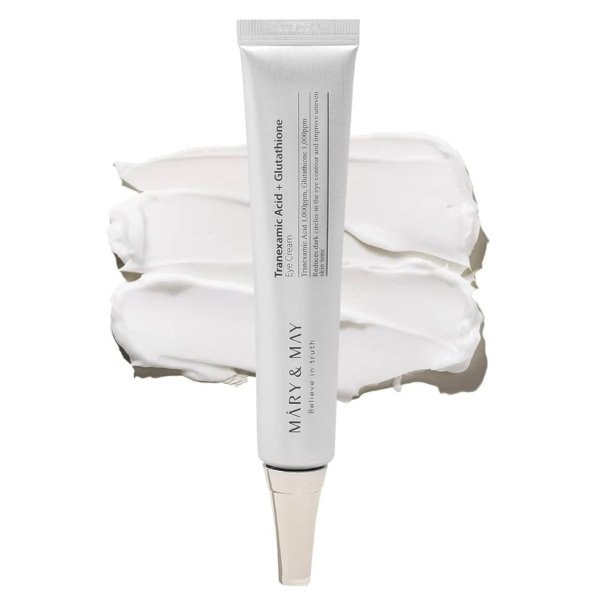 Un tube de Mary and May Crème Contour Yeux à l'Acide Tranexamique et au Glutathion 30 g repose sur trois échantillons de crème blanche, montrant la texture. Le tube est blanc, épuré, et comporte un texte gris minimaliste. Dakar