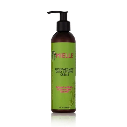 Un flacon de Mielle Organics Crème Coiffante Revitalisante à l'Huile de Romarin 240ml avec une pompe noire, une étiquette verte et un texte rose. Comme la Crème à l'Huile de Ricin Asiam, elle est enrichie en biotine pour favoriser la pousse des cheveux. Dakar