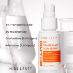 Un flacon de Nineless Sérum Éclaircissant Anti Taches Mela Pro 5% Acide Tranexamic 30 ml est représenté sur un fond blanc, avec un texte mettant en évidence ses ingrédients : 5% acide tranexamique, 2% niacinamide, glutathion et adénosine. Dakar