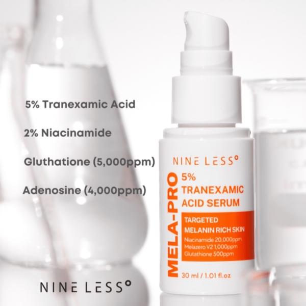 Un flacon de Nineless Sérum Éclaircissant Anti Taches Mela Pro 5% Acide Tranexamic 30 ml est représenté sur un fond blanc, avec un texte mettant en évidence ses ingrédients : 5% acide tranexamique, 2% niacinamide, glutathion et adénosine. Dakar