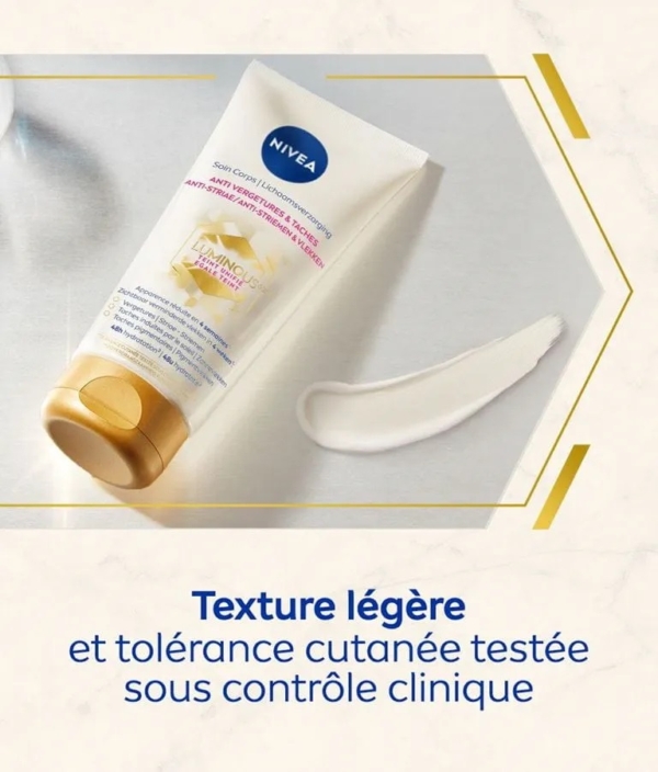 Un tube de Nivea Crème Corps 48h Anti Vergetures Et Taches Luminous 630 Teint Unifié 200 ml repose sur une surface claire à côté d'une tache. Texte en français : "Texture légère et tolérance cutanée testée sous contrôle clinique. Dakar