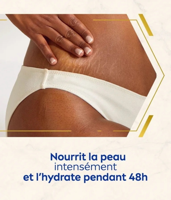 Un gros plan d'une hanche et du haut d'une cuisse en sous-vêtements légers montre une peau saine avec des vergetures. Texte en français : "Nourrit la peau intensément et l'hydrate pendant 48 heures. Avec Nivea Crème Corps 48h Anti Vergetures Et Taches Luminous 630 Teint Unifié 200 ml. Dakar