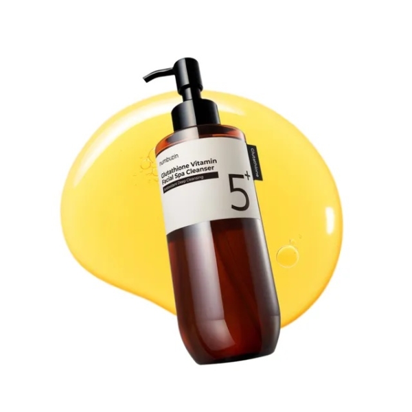 Un flacon pompe marron de Numbuzin N° 5 Nettoyant Spa Visage à la Vitamine Glutathion 200 ml est posé sur une étendue de liquide jaune, avec son étiquette et son flacon clairement visibles sur un fond blanc. Dakar
