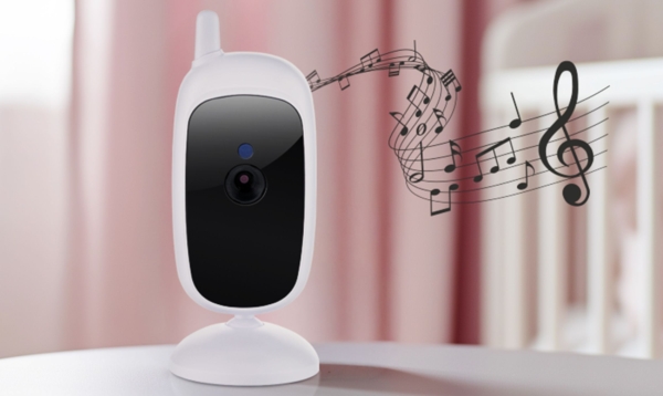 Une Reer BabyCam S Moniteur Vidéo pour Bébé est posée sur une table, des notes de musique sont illustrées comme si elles étaient jouées à partir de celle-ci. Un berceau et des rideaux roses sont légèrement flous en arrière-plan. Dakar