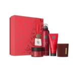 Un coffret cadeau floral rouge étiqueté Rituals Coffret harmonisant The Ritual of Ayurveda M est posé à côté de quatre produits assortis emballés en rouge : un pot, un vaporisateur, un tube et une bougie. Dakar