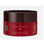 Le pot rouge de The Ritual of Ayurveda Rajeunissant Gommage pour le corps, au sel rose de Punjabi et à l'amande douce, est doté d'un couvercle brun foncé et d'une étiquette blanche pour une touche luxueuse rappelant la vanille de Tree Hut. Dakar