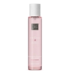 Un flacon rose de The Ritual of Sakura Hair et Body Mist Parfum pour Cheveux pour Femme, 50ml, avec un parfum de fleur de cerisier se tient debout sur un fond blanc. Dakar