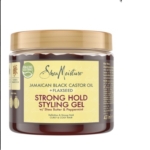 Shea Moisture Huile de Ricin Noir de Jamaïque Gel Coiffant 431 ml est un gel coiffant pour les cheveux bouclés et frisés avec un couvercle brun clair et une étiquette jaune. Dakar