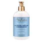 Un flacon blanc de Shea Moisture Miel de Manuka et Yaourt Après-Shampoing Hydratant et Réparateur 384 ml avec une pompe dorée et une étiquette bleue, formulé pour hydrater et réparer les cheveux extrêmement secs et cassants. Dakar