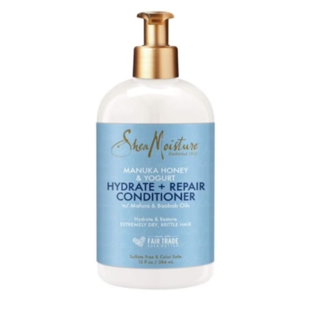 Un flacon blanc de Shea Moisture Miel de Manuka et Yaourt Après-Shampoing Hydratant et Réparateur 384 ml avec une pompe dorée et une étiquette bleue, formulé pour hydrater et réparer les cheveux extrêmement secs et cassants. Dakar
