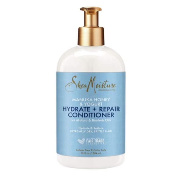 Un flacon blanc de Shea Moisture Miel de Manuka et Yaourt Après-Shampoing Hydratant et Réparateur 384 ml avec une pompe dorée et une étiquette bleue, formulé pour hydrater et réparer les cheveux extrêmement secs et cassants. Dakar