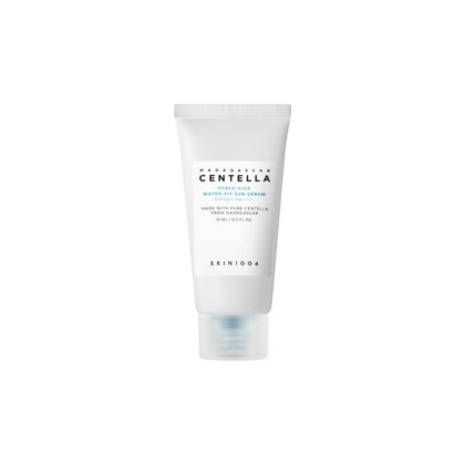 Un tube blanc de Skin1004 Madagascar Centella Hyalu Cica WaterFit Sun Sérum 15ml avec un bouchon bleu se tient debout sur un fond blanc uni. Dakar