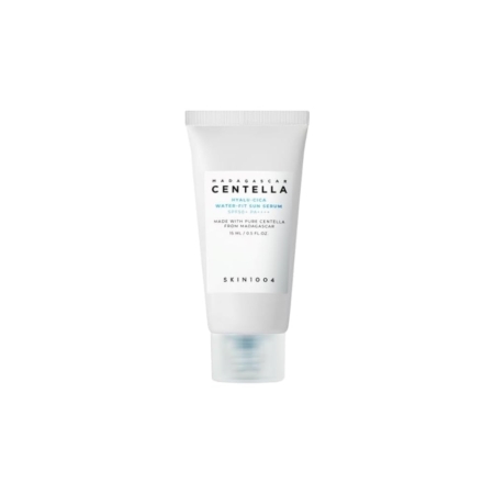 Un tube blanc de Skin1004 Madagascar Centella Hyalu Cica WaterFit Sun Sérum 15ml avec un bouchon bleu se tient debout sur un fond blanc uni. Dakar