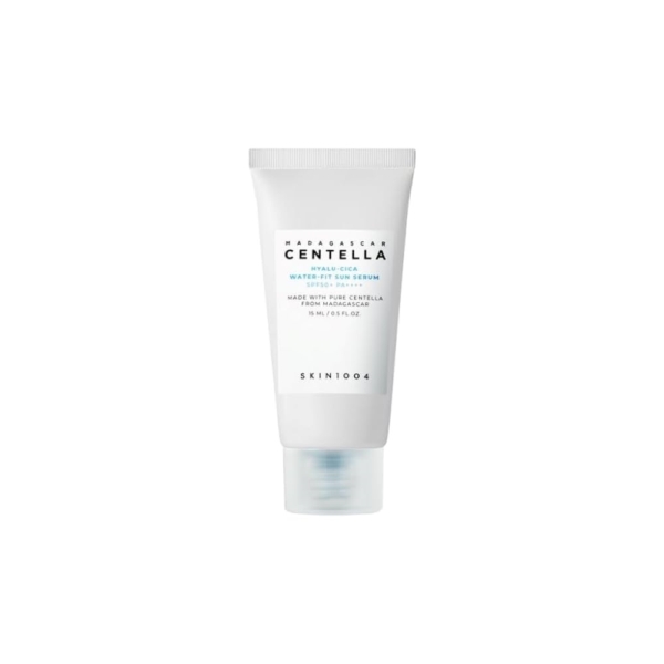 Un tube blanc de Skin1004 Madagascar Centella Hyalu Cica WaterFit Sun Sérum 15ml avec un bouchon bleu se tient debout sur un fond blanc uni. Dakar