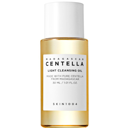Le flacon transparent de 30 ml de Skin1004 Huile Démaquillante Légère Centella de Madagascar présente une étiquette et un bouchon blancs, mettant en valeur la Centella pure de Madagascar. Dakar