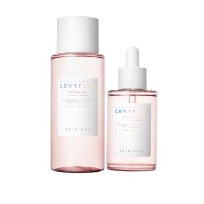 Deux produits de soins de la peau de SKIN1004, l'un dans un grand flacon transparent avec une teinte rose et un bouchon à vis, étiqueté "Centella Toning Toner", et l'autre dans un flacon compte-gouttes étiqueté "Centella Ampoule". Dakar