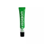 Un tube vert étiqueté "VEGEBOM BAUME SECOURS SOS BALM" est représenté à la verticale sur un fond blanc. Dakar