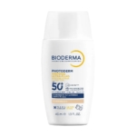 Le flacon blanc de la crème solaire Bioderma Fluide Solaire Teinté Photoderm XDefense SPF50 Ultra Fluide 40ml, avec un texte bleu et jaune et un bouchon blanc, offre une protection solaire et environnementale avancée. Dakar